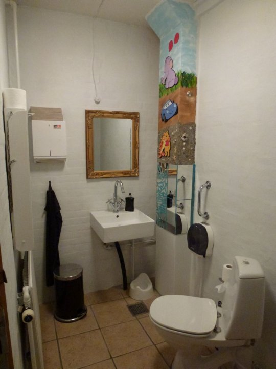 I stueplan, handicap / brnetoilet + puslebord